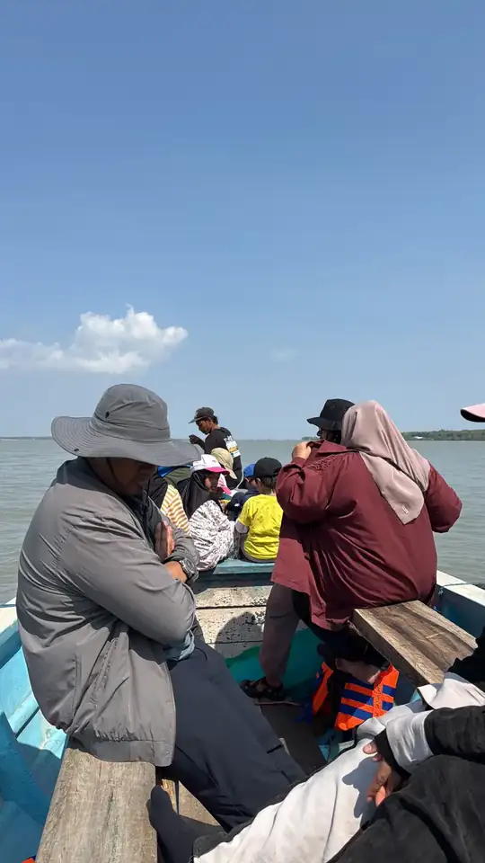 Perjalanan perahu menyusuri pesisir Mengare